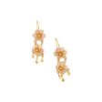 Aretes filigrana con colgantes motivo floral en oro tres tonos 8 kilates. Sale