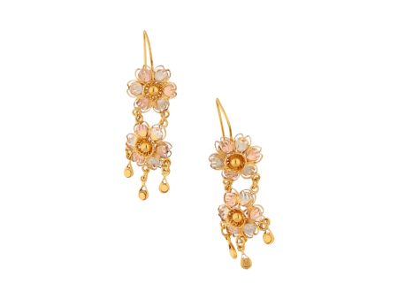 Aretes filigrana con colgantes motivo floral en oro tres tonos 8 kilates. Sale