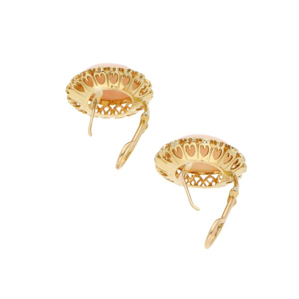 Aretes estilizados calados con corales en oro amarillo 18 kilates. For Discount