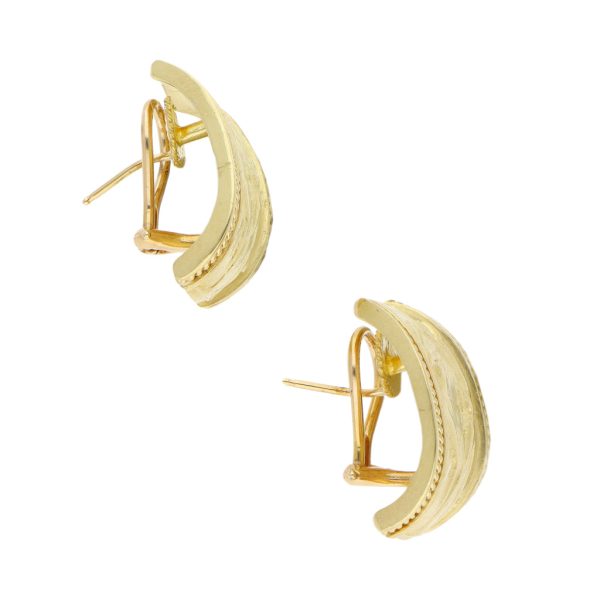 Aretes estilizados en oro amarillo 18 kilates. Fashion