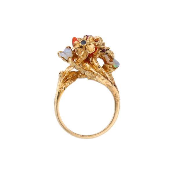 Anillo estilizado motivo floral con ópalos, coral, rubíes y sintéticos en oro amarillo 14 kilates. on Sale