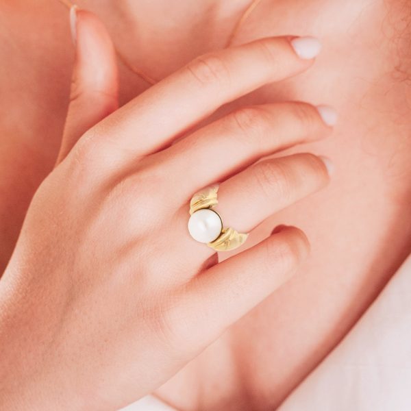 Anillo estilizado con perla en oro amarillo 18 kilates. Online Sale