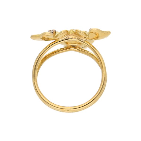 Anillo estilizado motivo floral con diamantes en oro amarillo 18 kilates. Sale