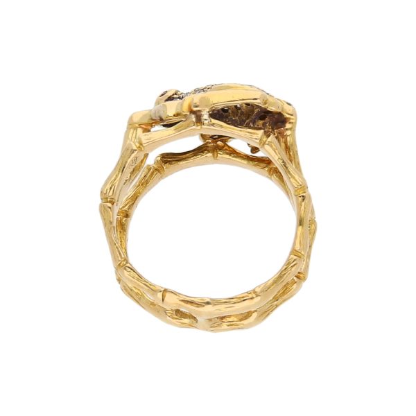 Anillo estilizado motivo rana con diamantes y rubíes en oro amarillo 18 kilates. Fashion