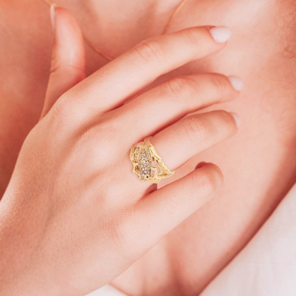 Anillo estilizado motivo rana con diamantes y rubíes en oro amarillo 18 kilates. Fashion