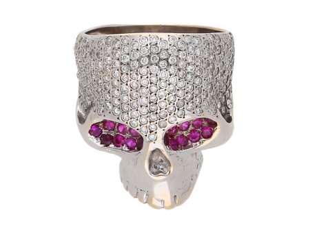 Anillo estilizado motivo calavera con diamantes y rubíes en oro blanco 18 kilates. Online now