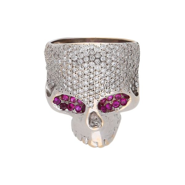 Anillo estilizado motivo calavera con diamantes y rubíes en oro blanco 18 kilates. Online now