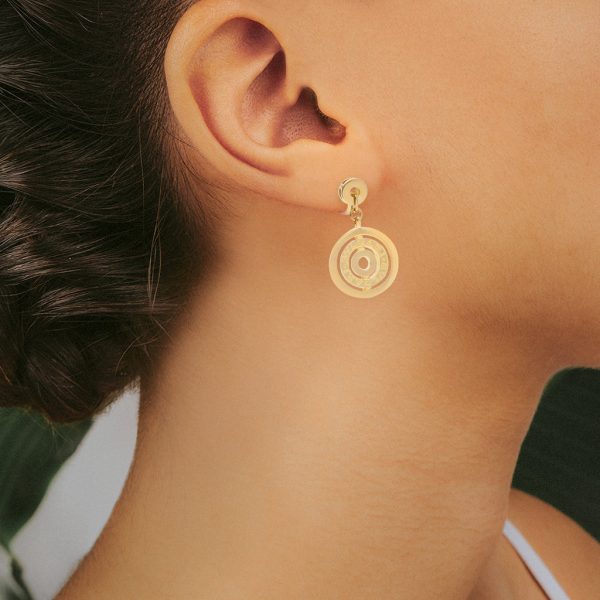 Aretes diseño italiano firma Bvlgari en oro amarillo 18 kilates. Sale