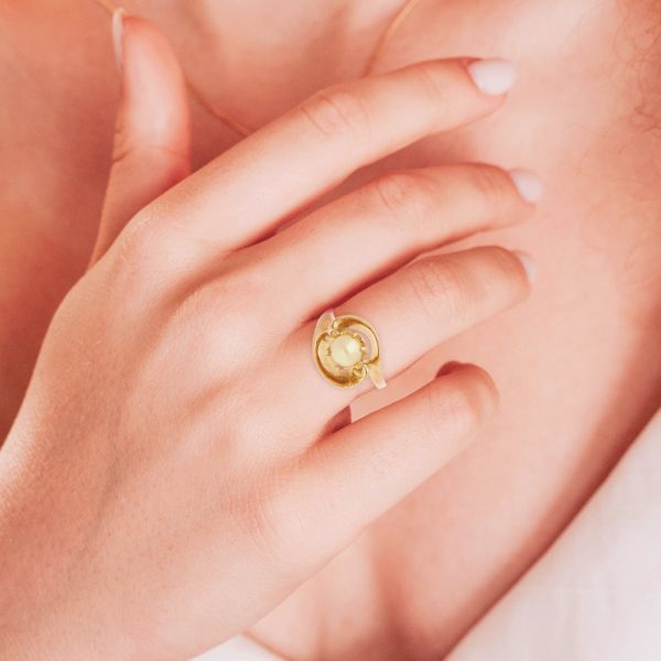 Anillo estilizado con perla en oro amarillo 14 kilates. Online Hot Sale