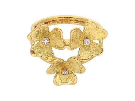 Anillo estilizado motivo floral con diamantes en oro amarillo 18 kilates. Sale