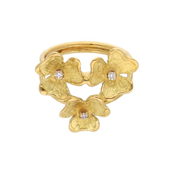 Anillo estilizado motivo floral con diamantes en oro amarillo 18 kilates. Sale