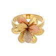 Anillo estilizado motivo floral en oro tres tonos 18 kilates. Fashion