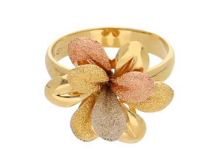 Anillo estilizado motivo floral en oro tres tonos 18 kilates. Fashion