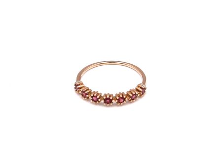 Anillo estilizado con granates rodolita en oro rosa 14 kilates. Fashion