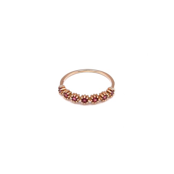 Anillo estilizado con granates rodolita en oro rosa 14 kilates. Fashion