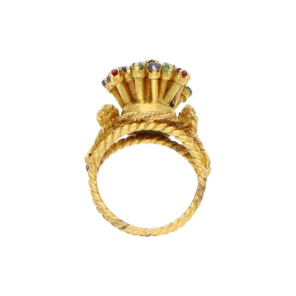 Anillo estilizado con esmeraldas, rubíes y zafiros en oro amarillo 22 kilates. For Discount