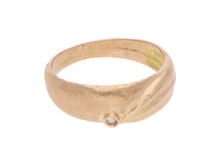 Anillo acanalado martillado con diamante en oro dos tonos 18 kilates. Discount