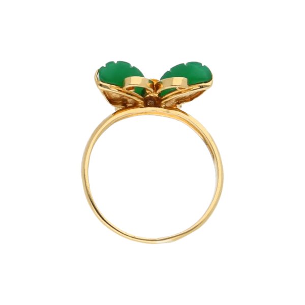 Anillo estilizado motivo mariposa con diamantes y jade en oro amarillo 18 kilates. For Sale