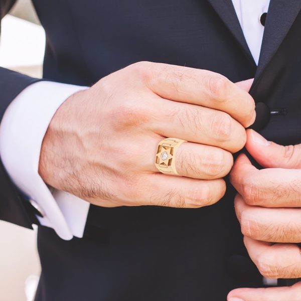 Anillo tipo sello con diamante en oro amarillo 18 kilates. Sale