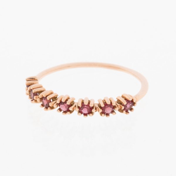 Anillo estilizado con granates rodolita en oro rosa 14 kilates. Fashion