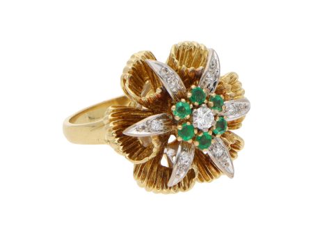 Anillo estilizado motivo floral con diamantes y esmeraldas en oro dos tonos 18 kilates. Online now