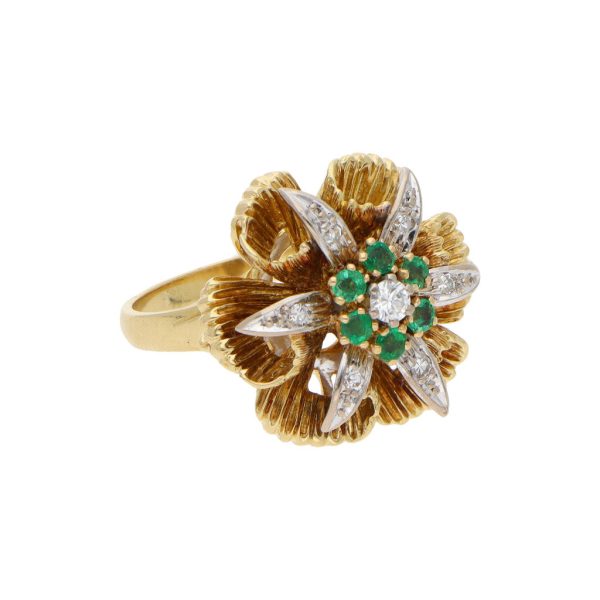 Anillo estilizado motivo floral con diamantes y esmeraldas en oro dos tonos 18 kilates. Online now