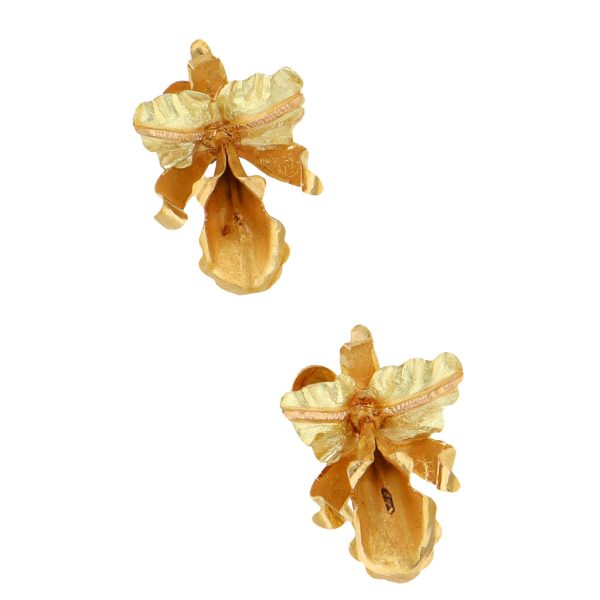 Aretes laminados motivo floral en oro dos tonos 18 kilates. Hot on Sale