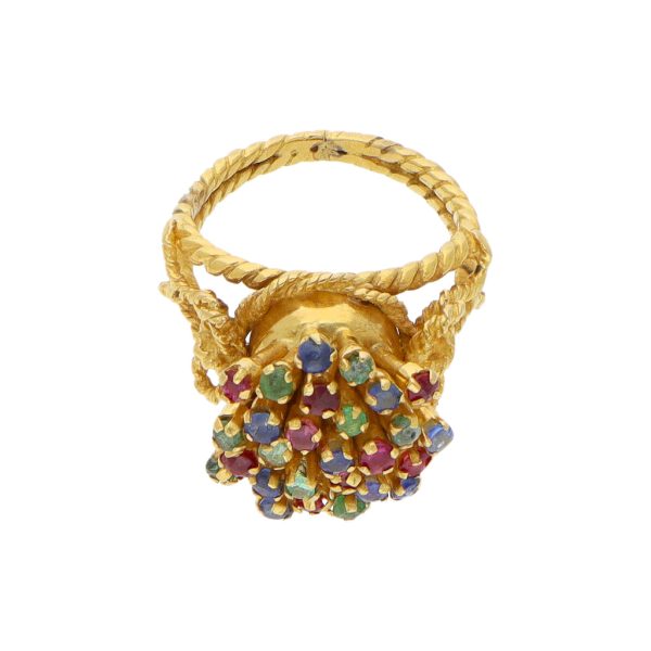 Anillo estilizado con esmeraldas, rubíes y zafiros en oro amarillo 22 kilates. For Discount