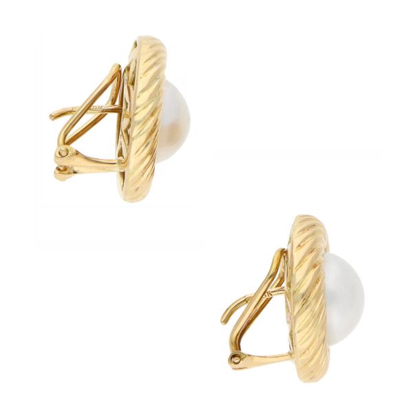 Aretes estilizados con perlas en oro amarillo 18 kilates. Online now