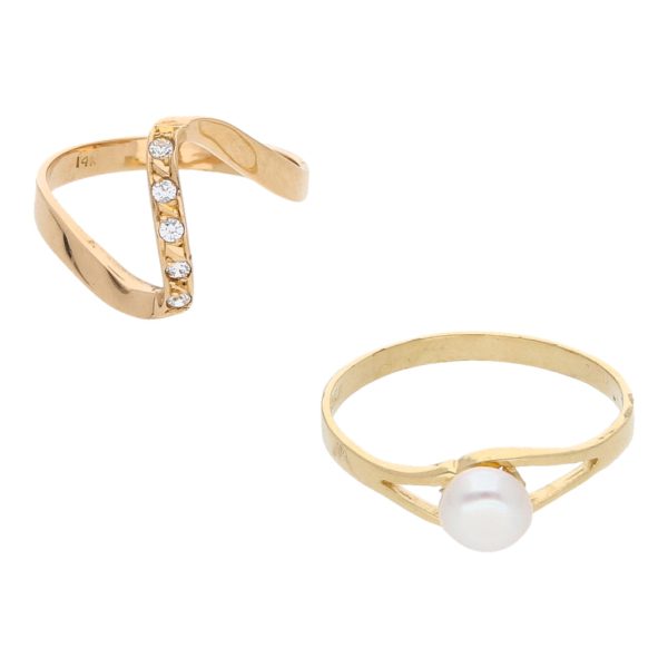 Anillo ondulado con circonias y anillo calado con perla en oro amarillo 14 kilates. Online now