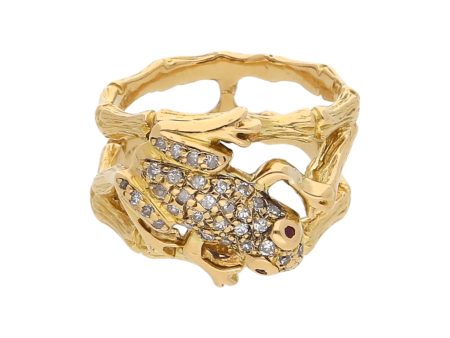 Anillo estilizado motivo rana con diamantes y rubíes en oro amarillo 18 kilates. Fashion