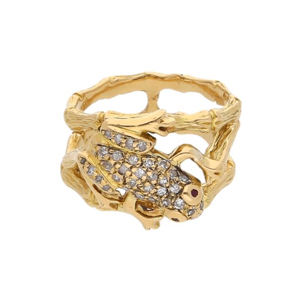 Anillo estilizado motivo rana con diamantes y rubíes en oro amarillo 18 kilates. Fashion