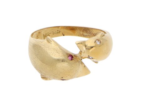 Anillo estilizado motivo delfines con sintéticos en oro amarillo 14 kilates. Online Hot Sale