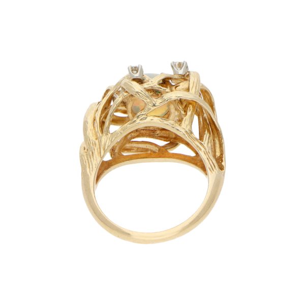 Anillo estilizado con ópalo y diamantes en oro amarillo 14 kilates. Discount