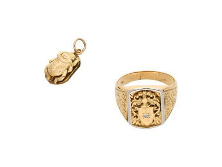 Anillo estilizado motivo escudo con diamante y dije diseño especial motivo escarabajo en oro amarillo 18 kilates. Sale