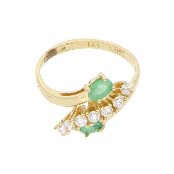 Anillo estilizado con esmeraldas y circonias en oro amarillo 14 kilates. Online Sale