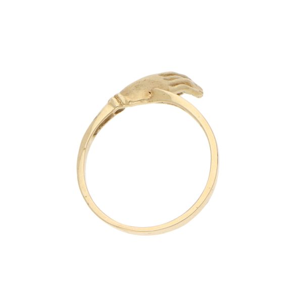 Anillo estilizado motivo mano con circonia en oro amarillo 14 kilates. Sale